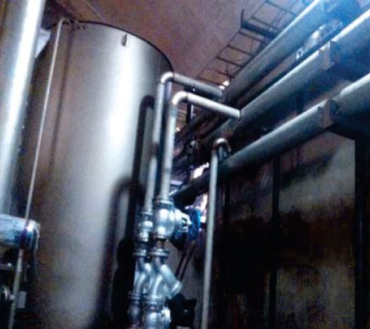 Thermal oil and compressed water piping installation for finishing machines